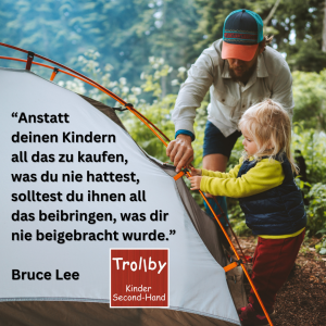 "Anstatt deinen Kindern all das zu kaufen, was du nie hattest, solltest du ihnen all das beibringen, was dir nie beigebracht wurde." Vater und Kind bauen gemeinsam ein Zelt auf – Familienzeit, Lernen und Kinder stärken bei Trollby Kinder-Second-Hand Berlin.