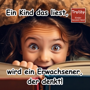 Ein Kind das liest, wird ein Erwachsener, der denkt! (1) Kind liest gespannt in einem Buch – inspirierender Spruch über Lesen, Denken und Kinder von Trollby Berlin.
