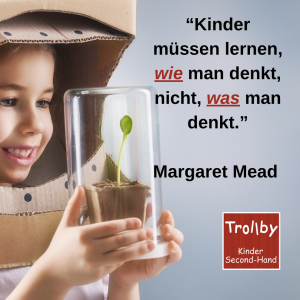 "Kinder müssen lernen, wie man denkt, nicht was man denkt." Kind mit Pflanzenspross und Zitat über selbstständiges Denken – Trollby Kinder-Second-Hand in Berlin-Schöneberg.