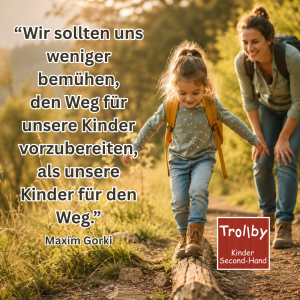 Wir sollten uns weniger bemühen, den Weg für unsere Kinder vorzubereiten, als unsere Kinder für den Weg. Kind balanciert auf einem Baumstamm, während ein Elternteil unterstützend begleitet – inspirierender Spruch über Kinder, Mut und Selbstständigkeit von Trollby Berlin.